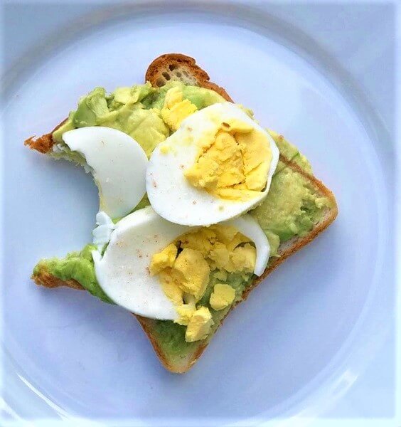 דיאטה ללא גלוטן - לחם ללא גלוטן עם אבוקדן וביצה
